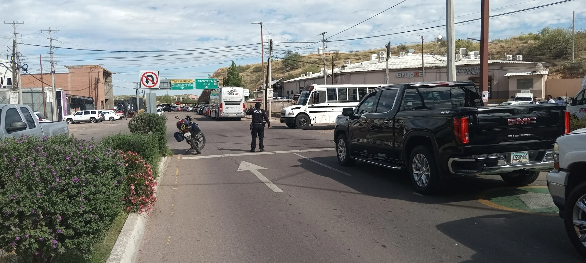 Multarán en Nogales a conductores que usen el celular durante filas hacia Estados Unidos