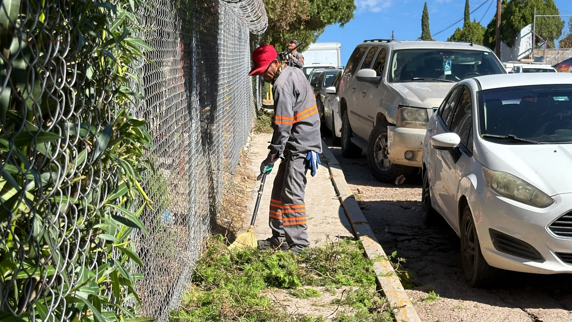 Retiran más de 100 metros cúbicos de maleza y escombro de panteones de Nogales