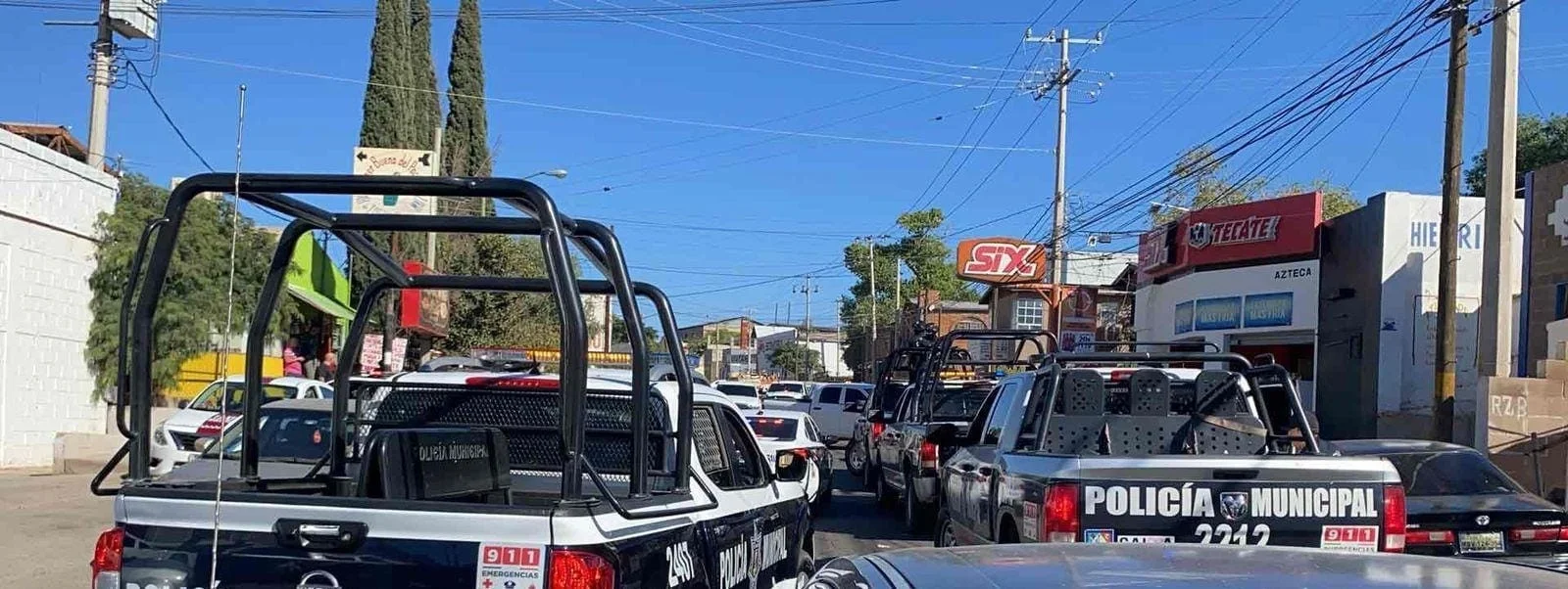 Conductor provoca persecución y choca dos vehículos estacionados en Nogales