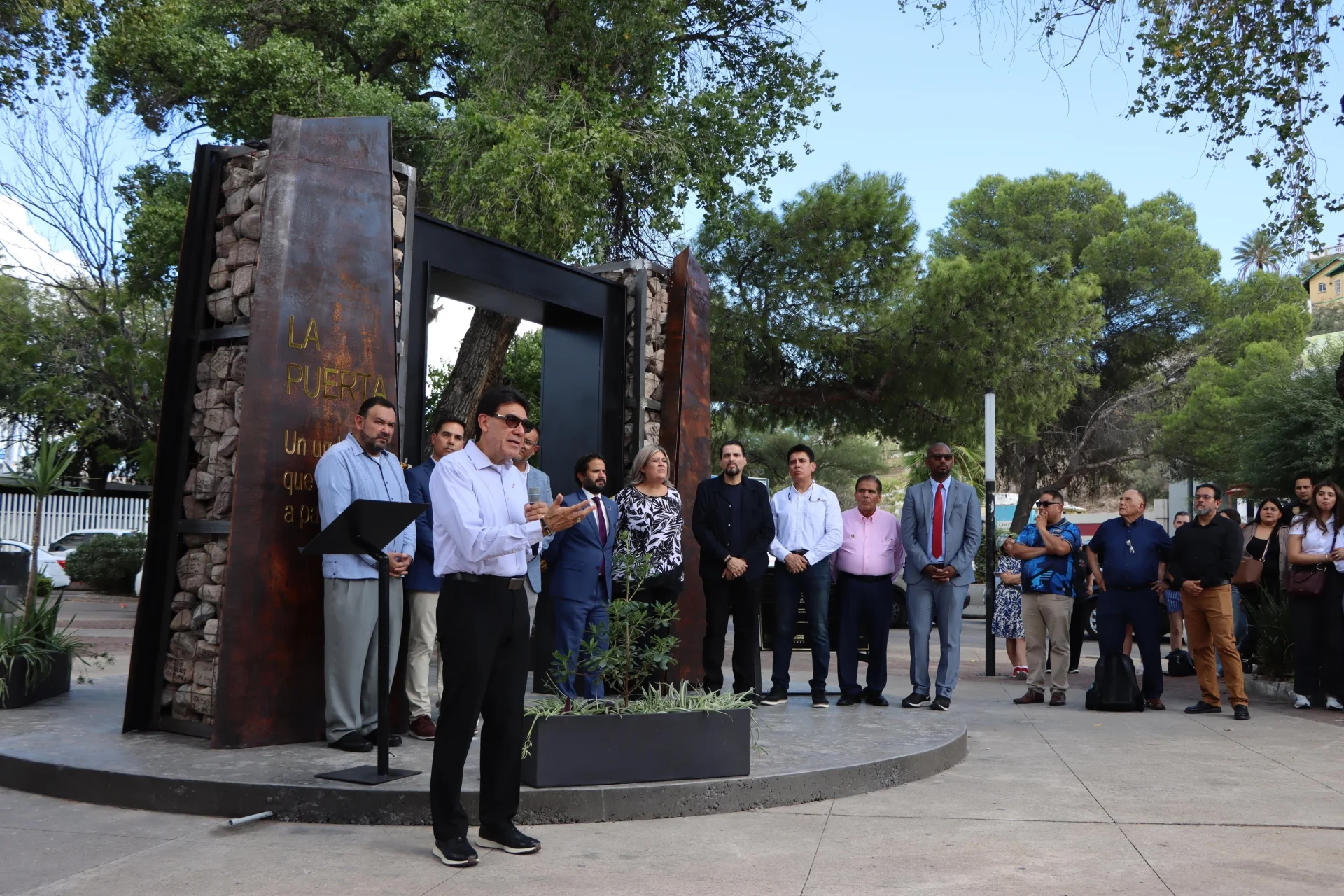 Inauguran el monumento “La Puerta” en la plaza Las Palomas de Nogales
