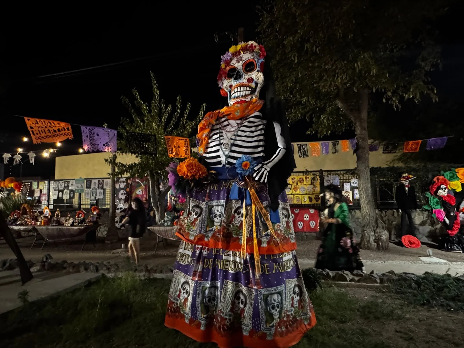 Celebran el Día de Muertos con altares, música y catrinas en Nogales, Arizona