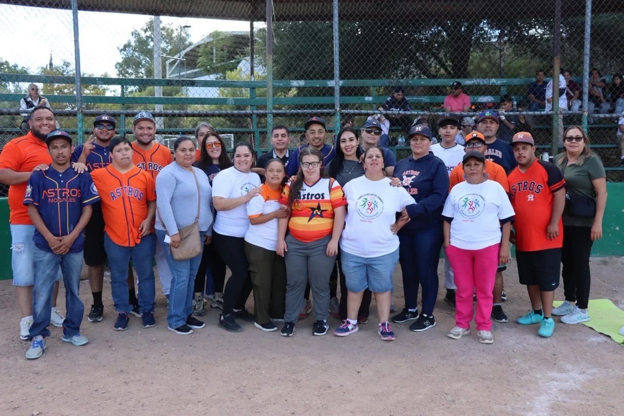 Angélica Burgos reconoce a jugadores de Nogales Astros