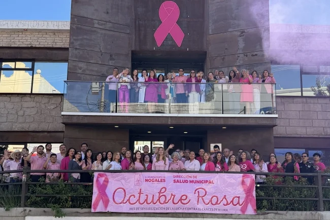 Instalan moño rosa en Ayuntamiento de Nogales para promover prevención del cáncer de mama