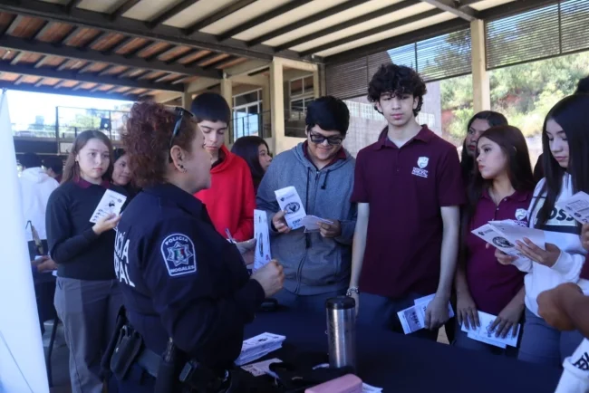 Seguridad Pública lleva jornada de prevención a estudiantes de preparatoria en Nogales