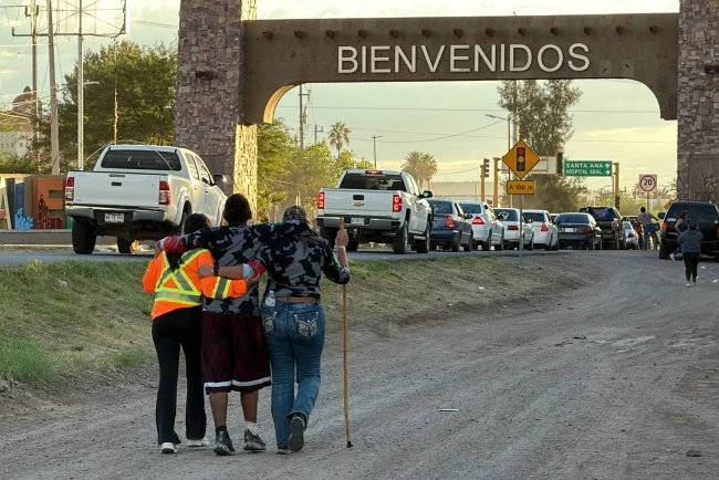 Miles recorren 88 kilómetros de Nogales a Magdalena para cumplir su manda