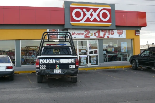 Sujeto causa daños y roba mercancía de Oxxo en el primer cuadro de Nogales