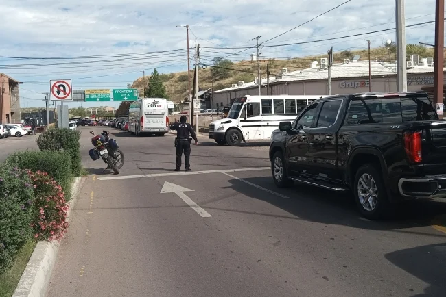 Multarán en Nogales a conductores que usen el celular durante filas hacia Estados Unidos