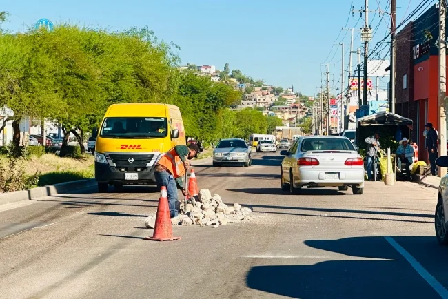 Realizan mantenimiento preventivo en la calle Ruiz Cortines ante lluvias en Nogales