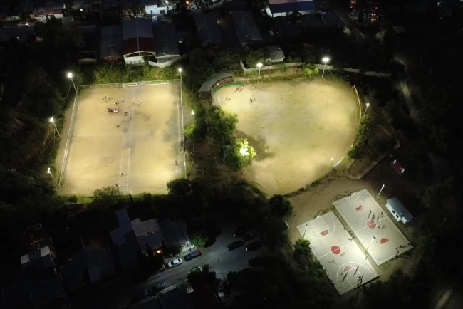 Invierten casi 2 millones de pesos en iluminación de la Unidad Deportiva Villa Sonora en Nogales