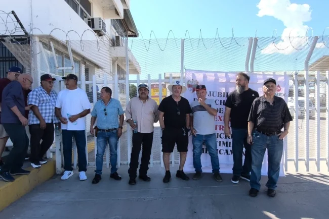 Jubilados de Pemex cierran terminal en Nogales para exigir restitución de servicios médicos