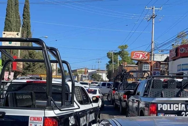 Conductor provoca persecución y choca dos vehículos estacionados en Nogales