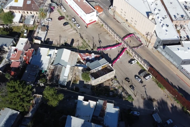 Unen ambos Nogales esfuerzos contra el cáncer con lazo humano en la garita Morley