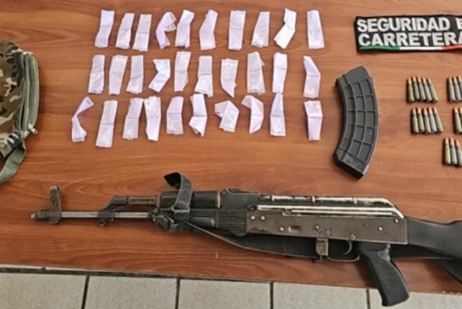 PESP asegura fusil y 30 envoltorios con metanfetamina en carretera Magdalena-Cucurpe