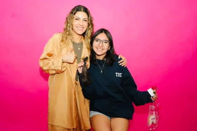 Reconoce Sylvana Beltrones solidaridad de estudiantes por donación de pelucas oncológicas
