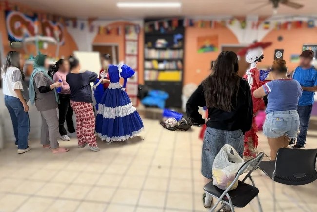 Promotora cultural lleva la tradición de las catrinas a albergue de migrantes en Nogales