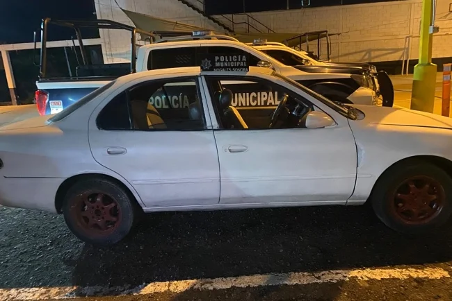 Aseguran vehículo robado y detienen a conductora en la colonia Los Encinos