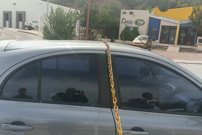 Investigan a mujer por daños a vehículo en la colonia Unidad Deportiva