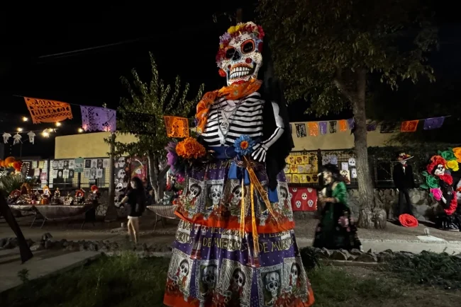 Celebran el Día de Muertos con altares, música y catrinas en Nogales, Arizona