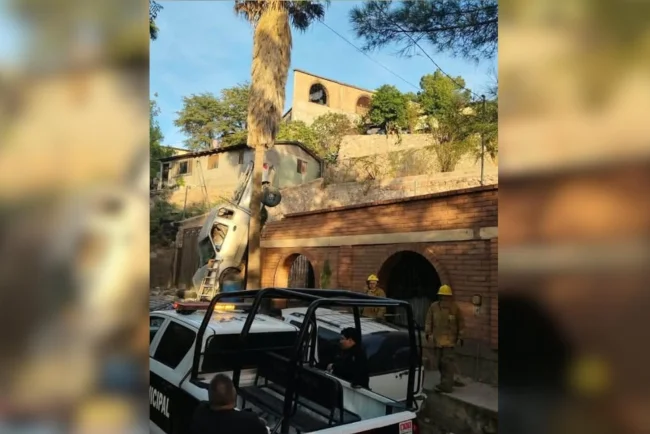 Detienen a conductor tras volcamiento de pick-up que dañó una vivienda