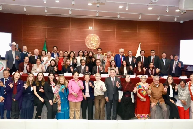 Participa Lorenia Valles en diálogo con senadores de Morena