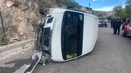 Conductor de van se salva sin heridas tras volcadura en San Juan Sur
