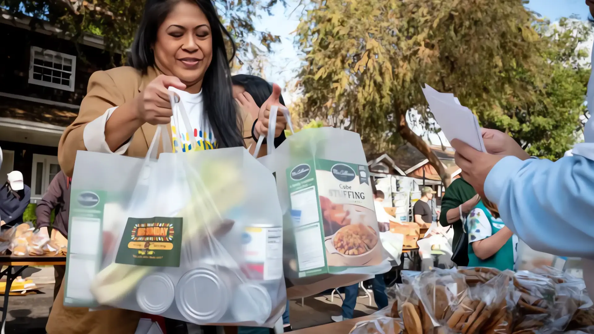 Restaurantes de California ofrecen comida gratuita a víctimas de incendios
