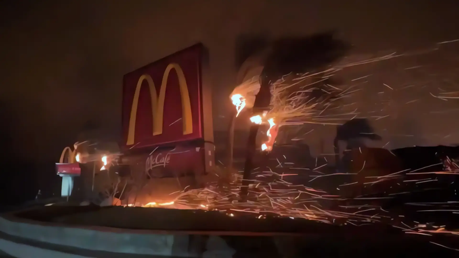 Incendio en California consume McDonald's: impactantes imágenes
