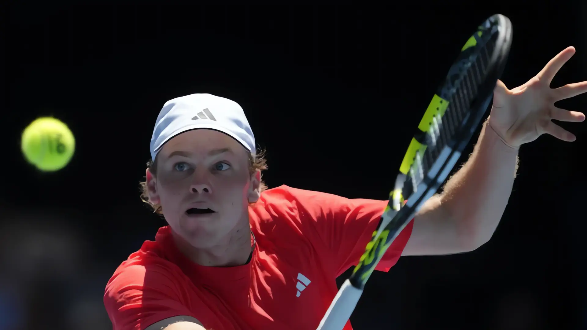 Michelsen sorprende a Tsitsipas en Australia
