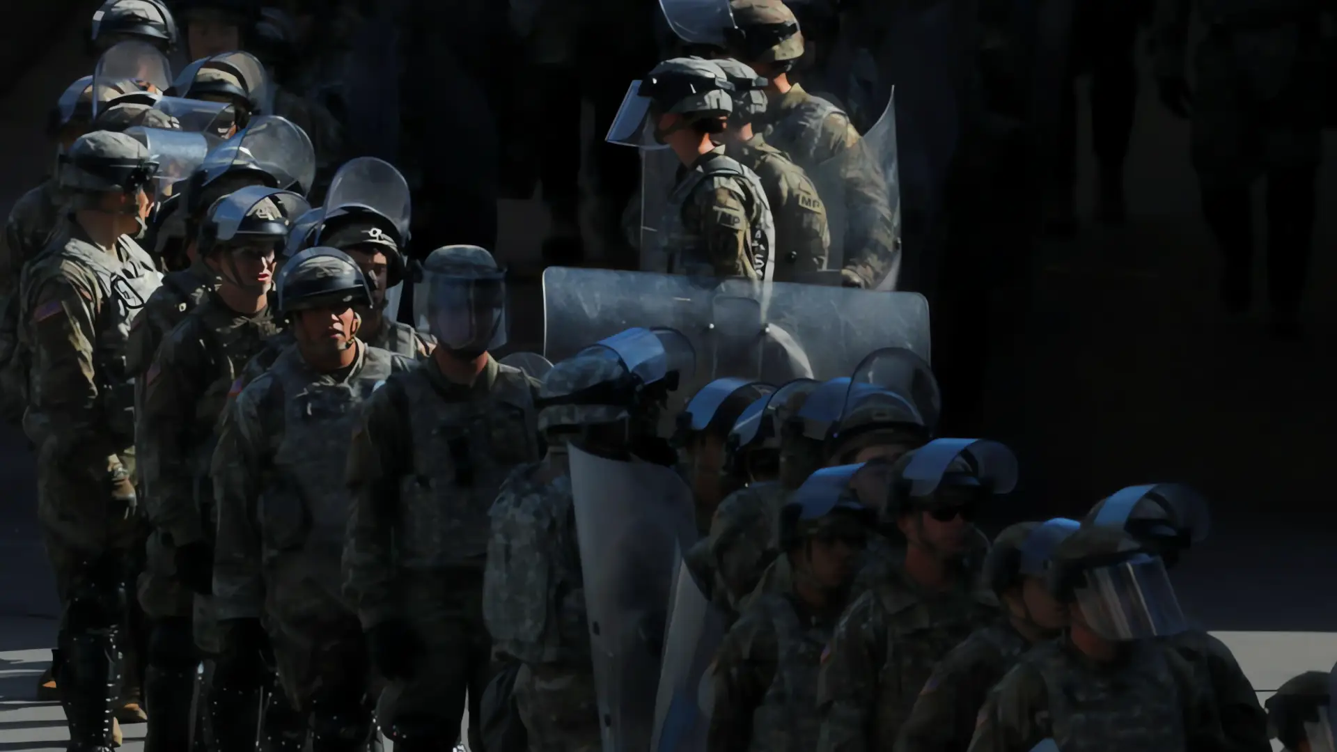 Trump despliega tropas en la frontera con México, invocando posible ley de insurrección
