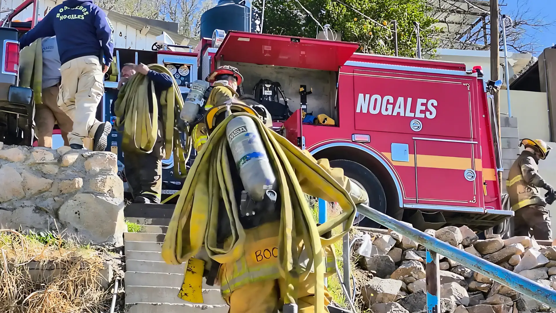 Contribuciones ciudadanas financian nuevos uniformes para bomberos en Nogales, Sonora