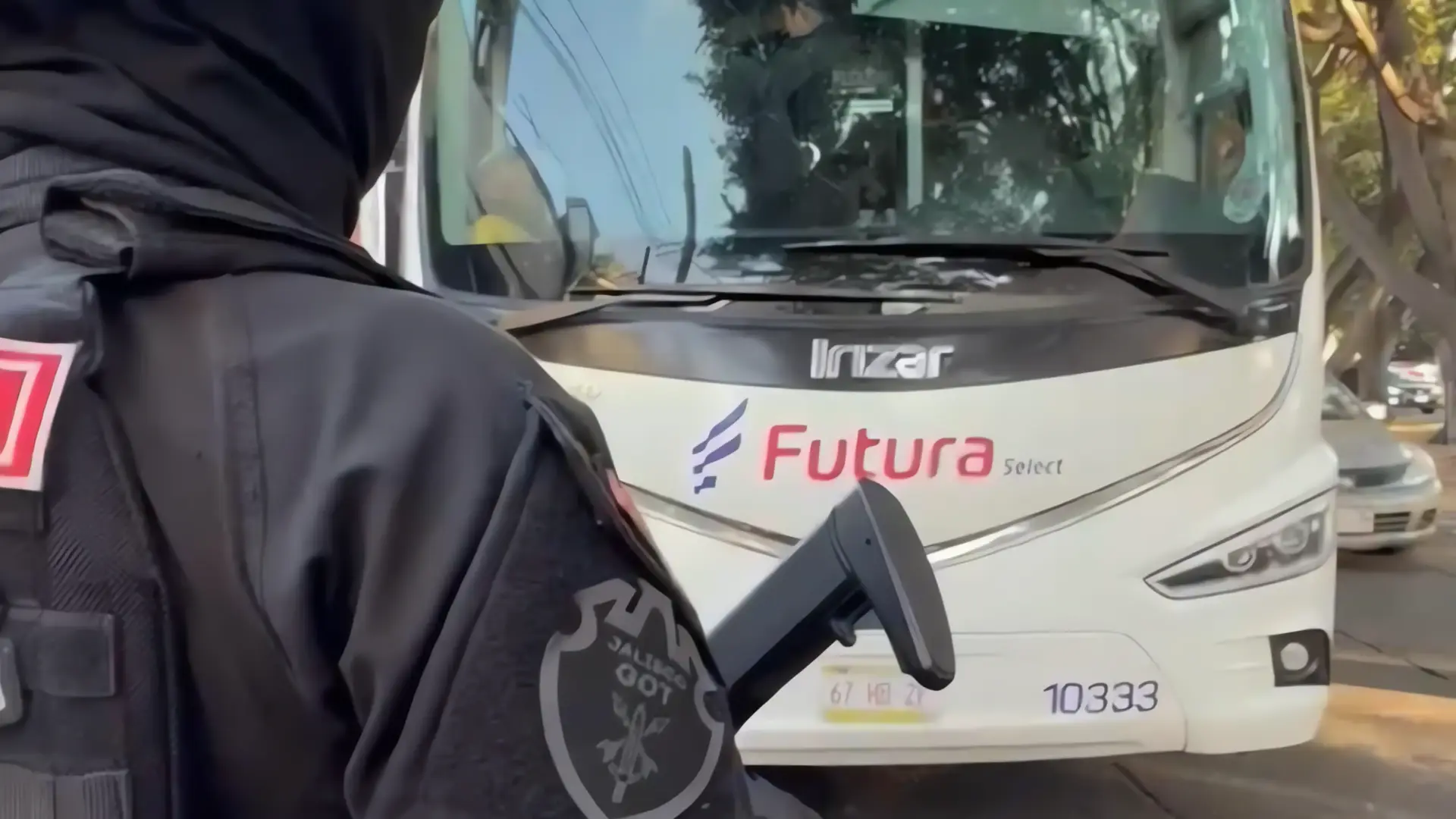 Normalistas bloquean vialidades de Guadalajara con autobuses de migrantes
