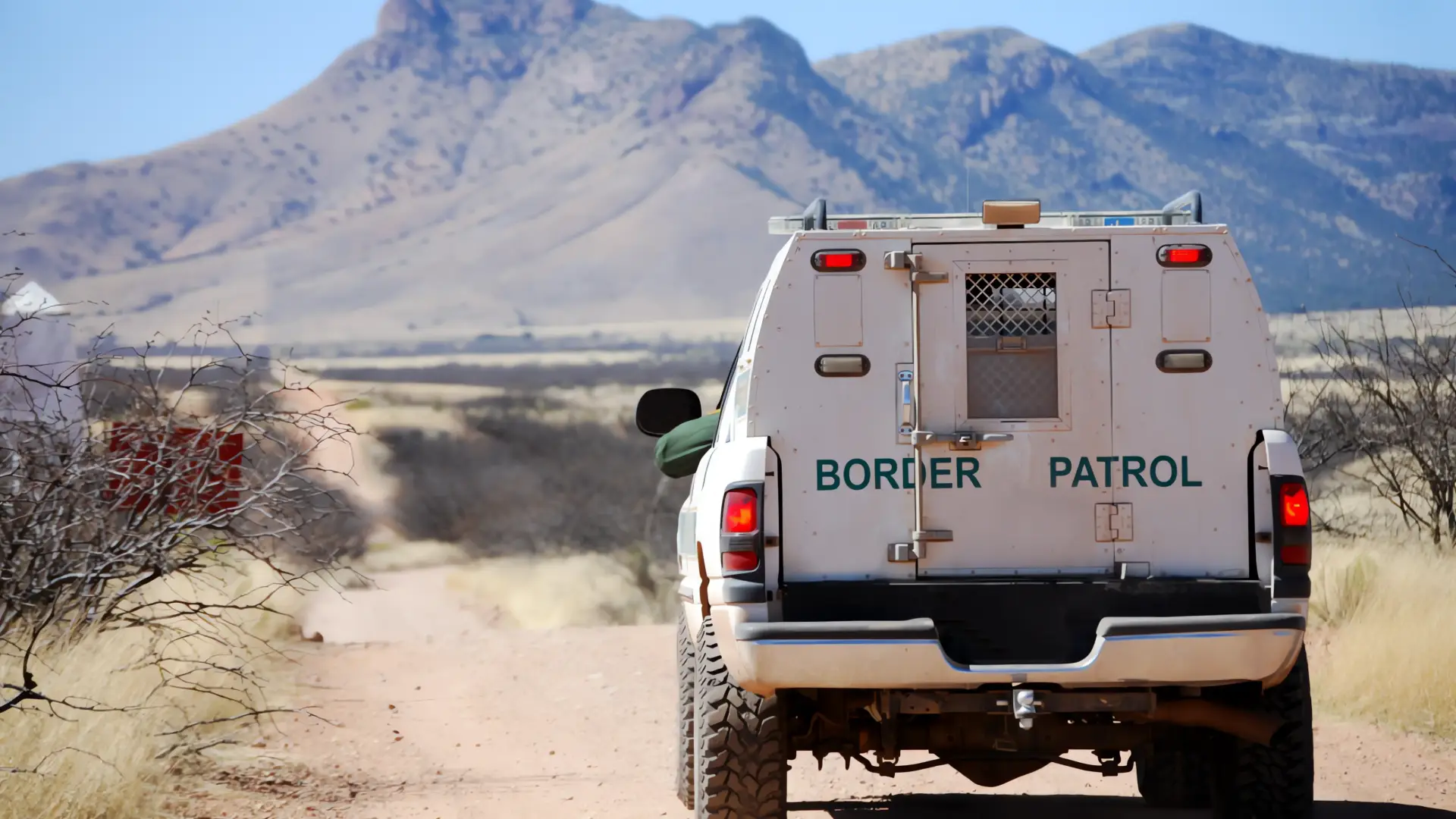Detención de inmigrante armado cerca de Nogales: sospechas de tráfico humano
