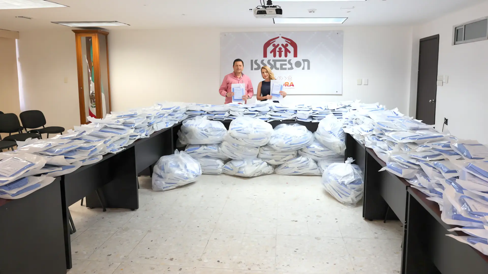 Diputada Maval Valenzuela dona 12 mil batas al ISSSTESON
