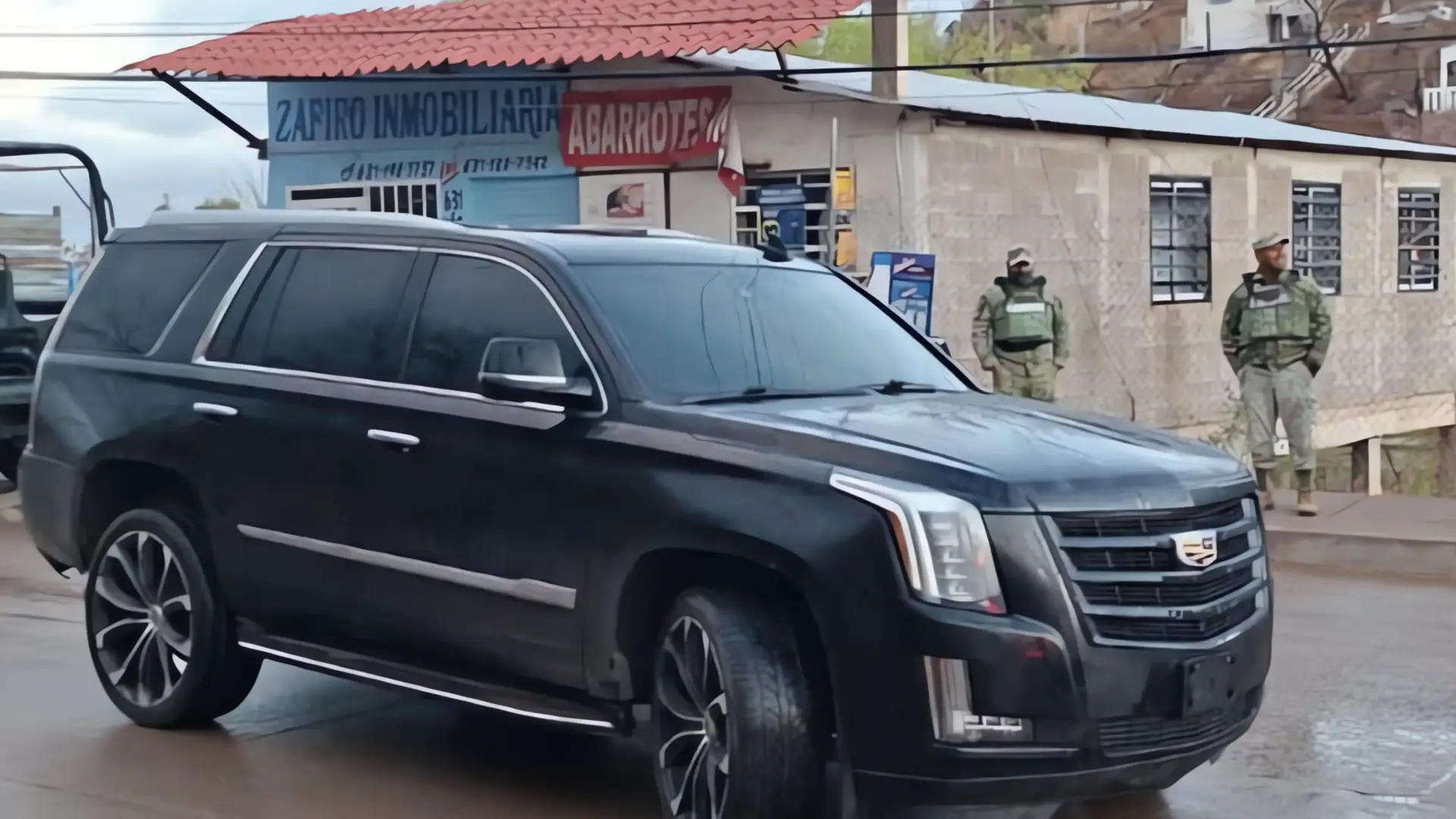 Cadillac y rifle decomisados en Nogales