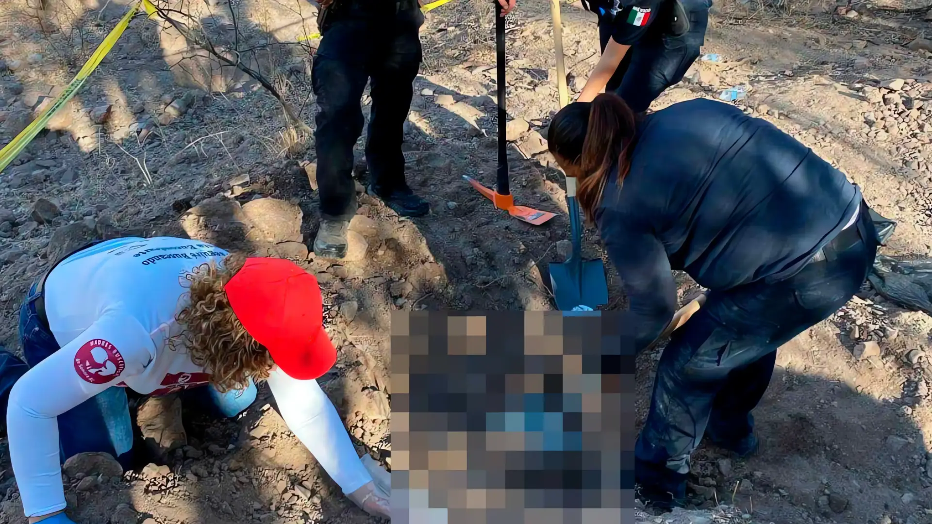 Madres Buscadoras hallan cuerpo en fosa de Nogales
