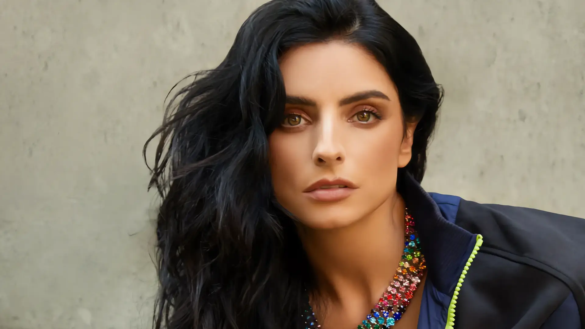 Aislinn Derbez: Más allá de la pantalla
