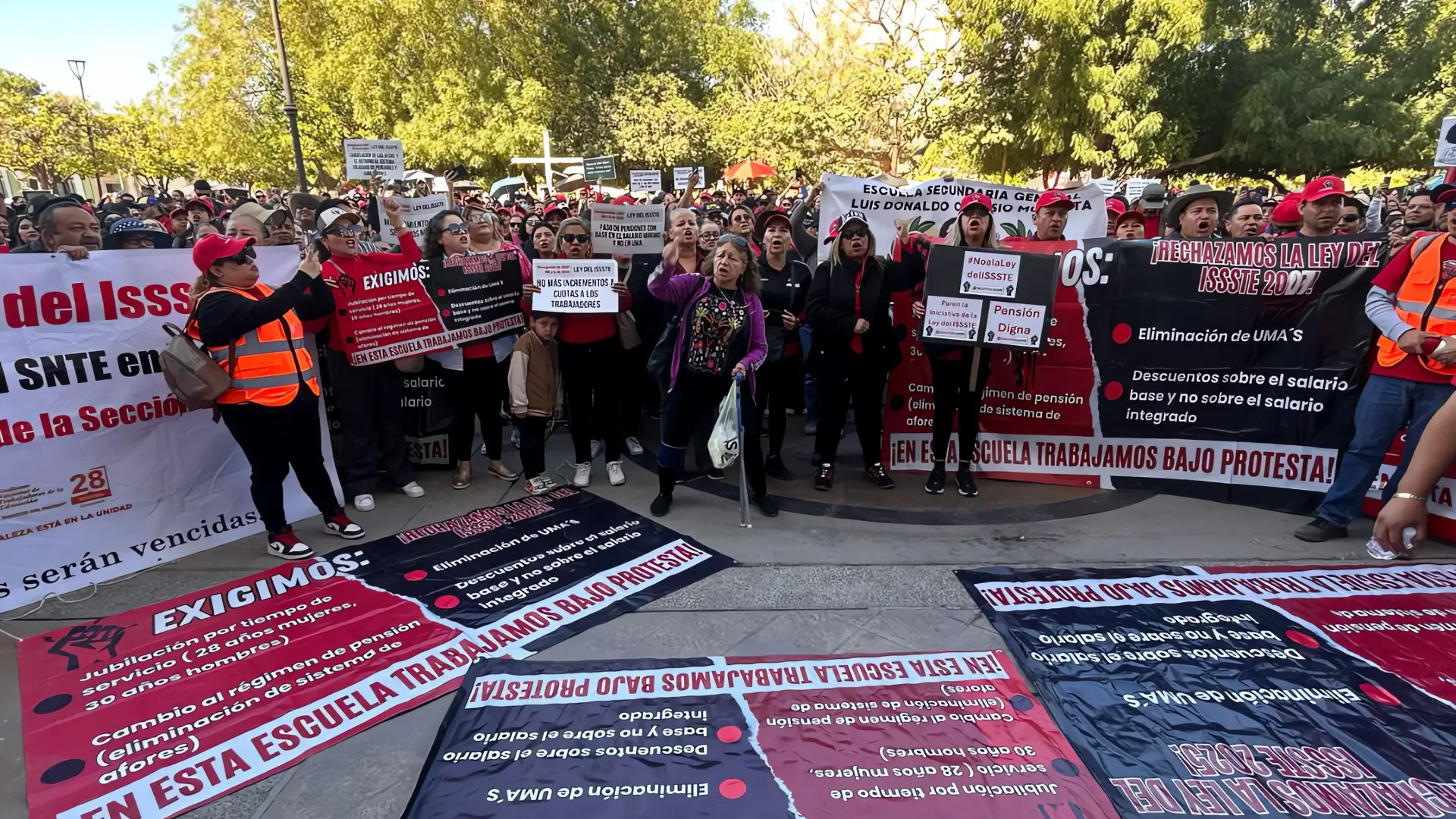 Profesores de Hermosillo protestan contra reforma al ISSSTE
