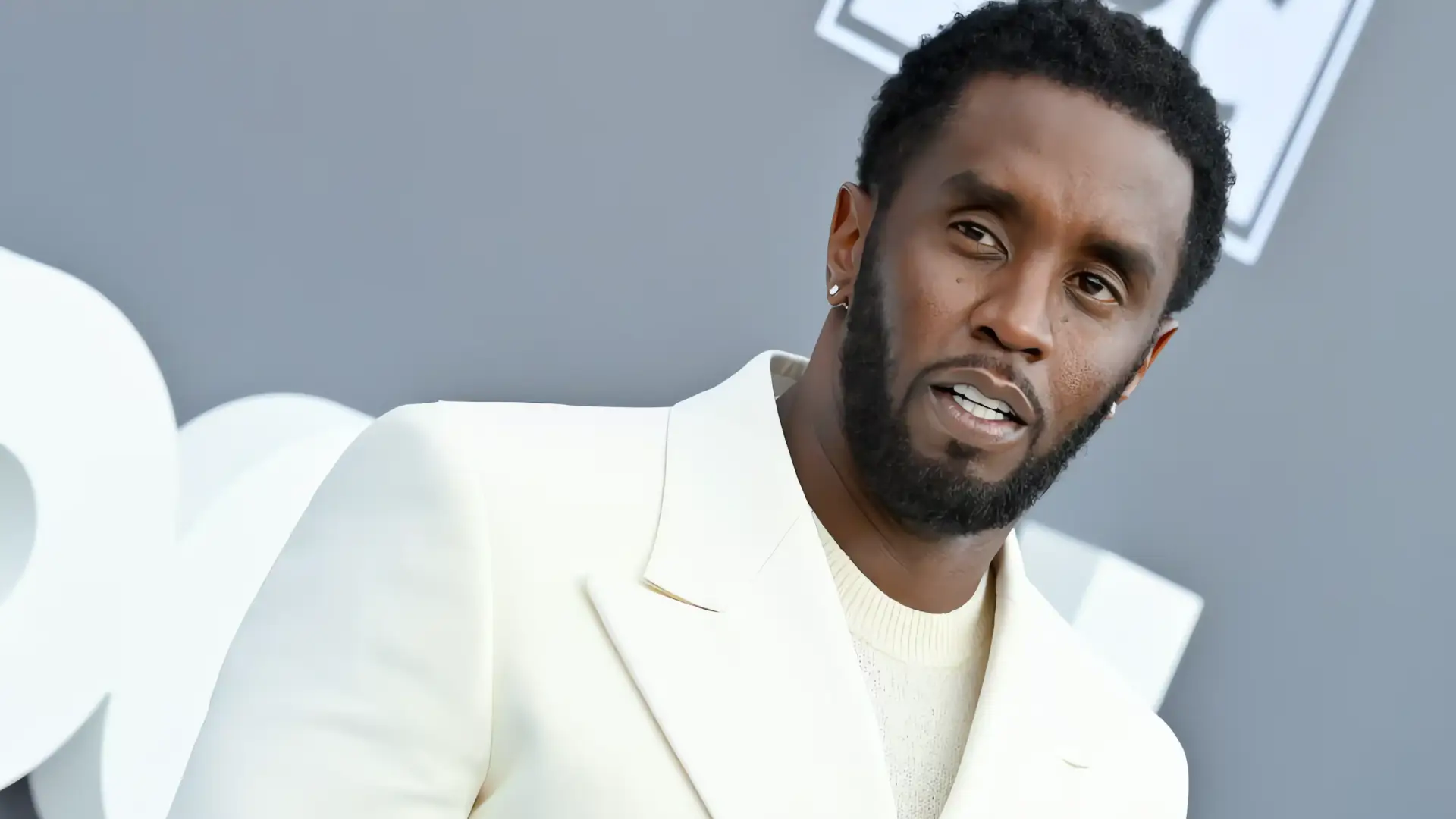 Abogados de Diddy buscan separar demandas civiles de juicio por agresión sexual
