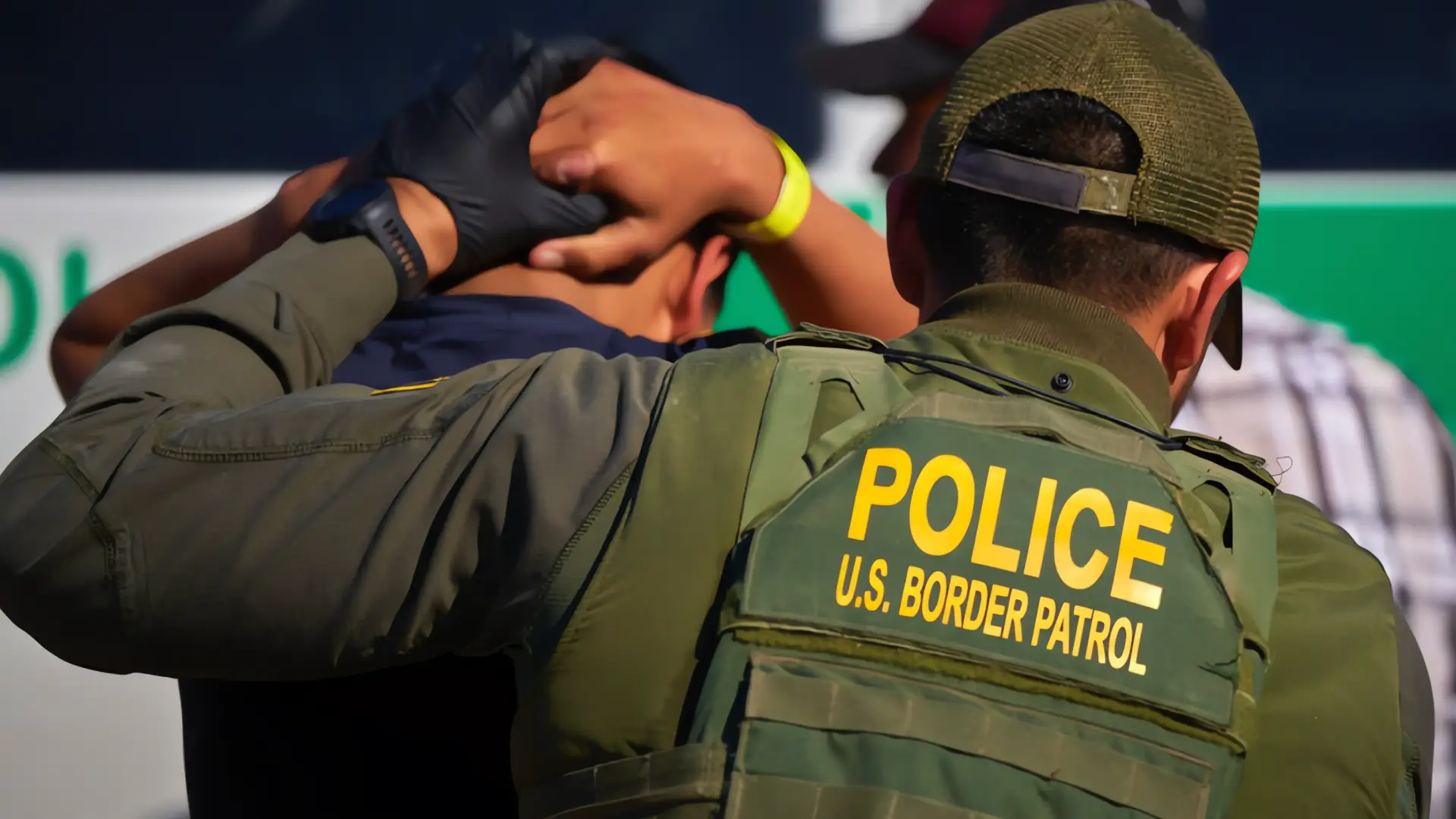 Contrabandista adolescente detenido en la frontera de Nogales con armas
