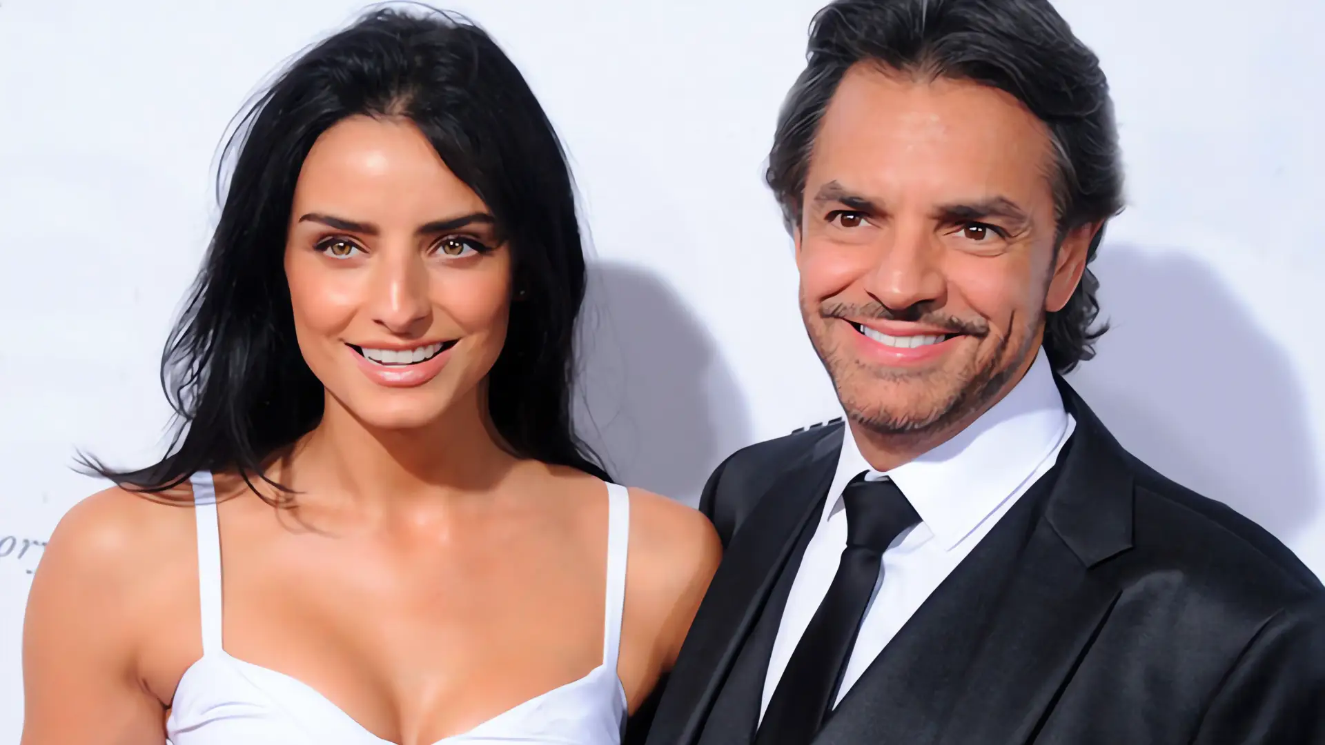 Aislinn Derbez deslumbra junto a Eugenio Derbez en los premios Aura 2025
