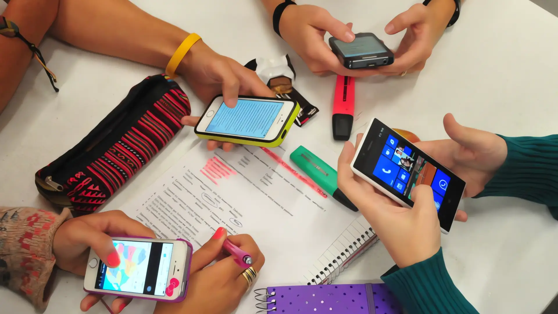 Arizona prohíbe el uso de celulares en el aula
