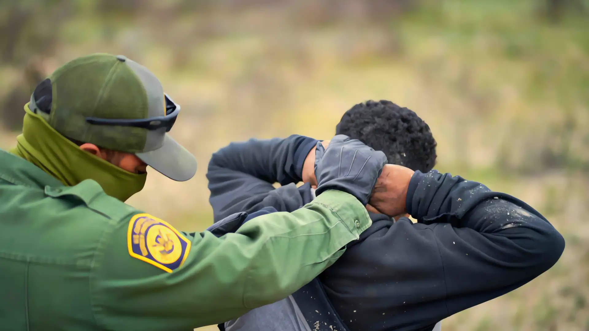 Migrantes Capturados tras Persecución en Arizona
