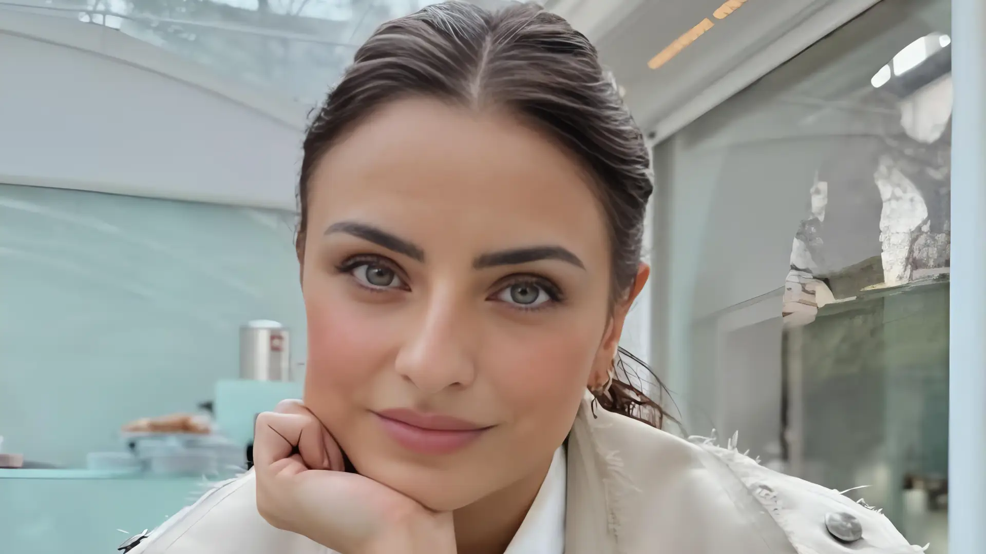 Aislinn Derbez: "Mi padrastro fue más padre que mi padre"
