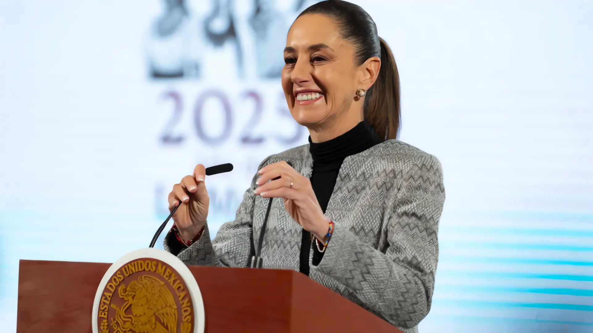 Sheinbaum asegura agilidad en la devolución de impuestos del SAT
