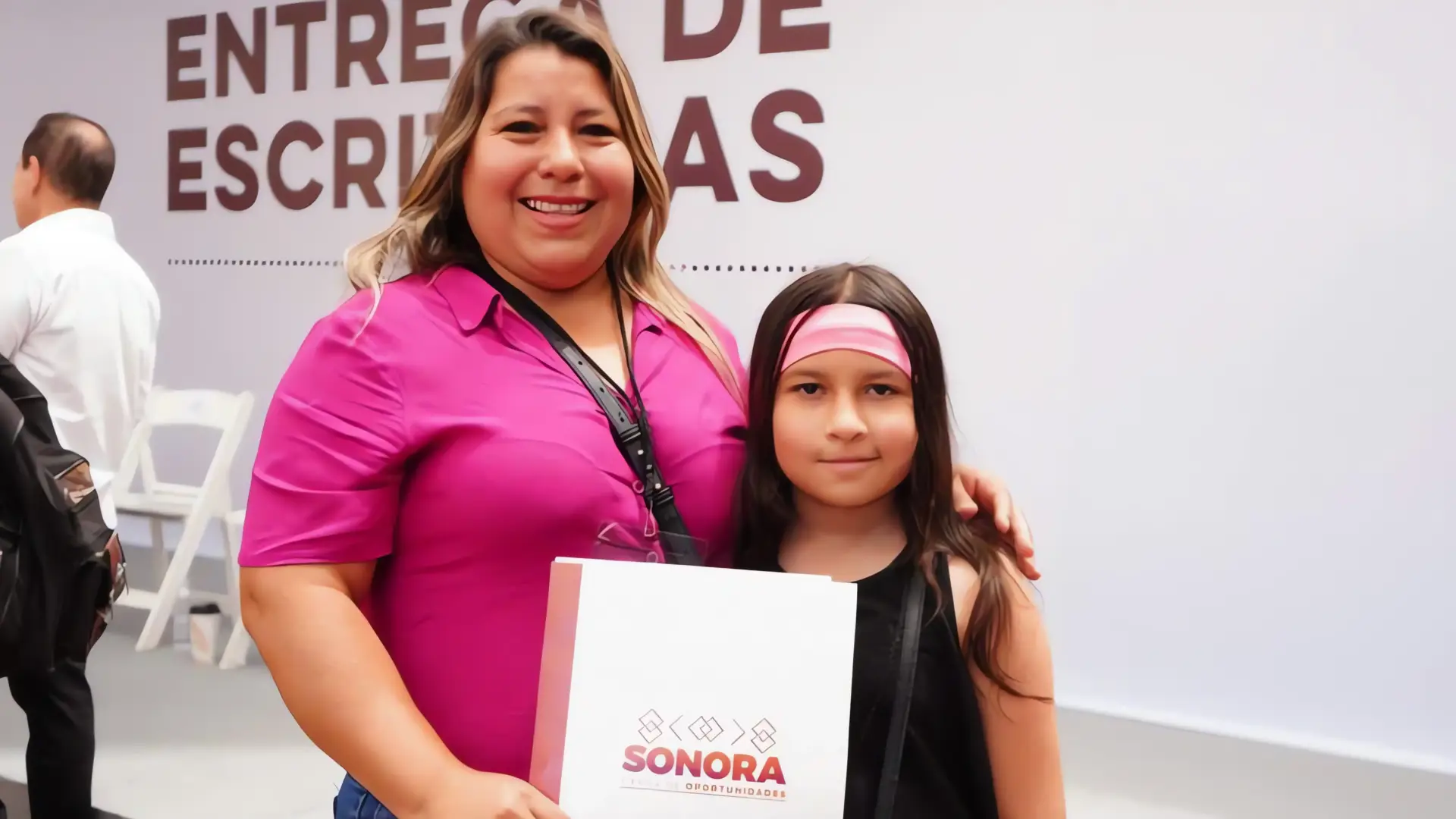 Gobierno entrega escrituras gratuitas a 250 familias sonorenses