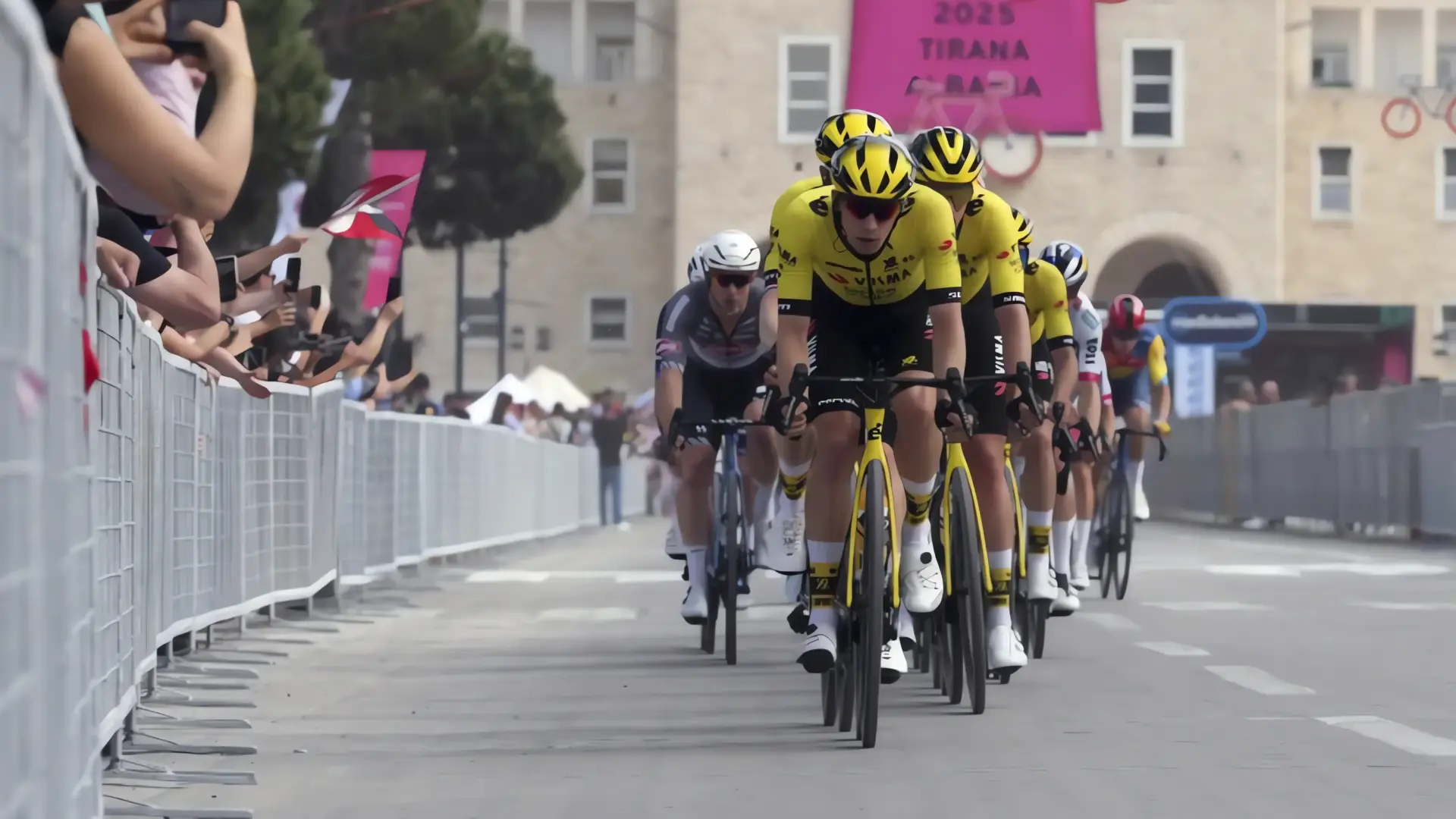 Pedersen se impone en la primera etapa del Giro de Italia en Albania
