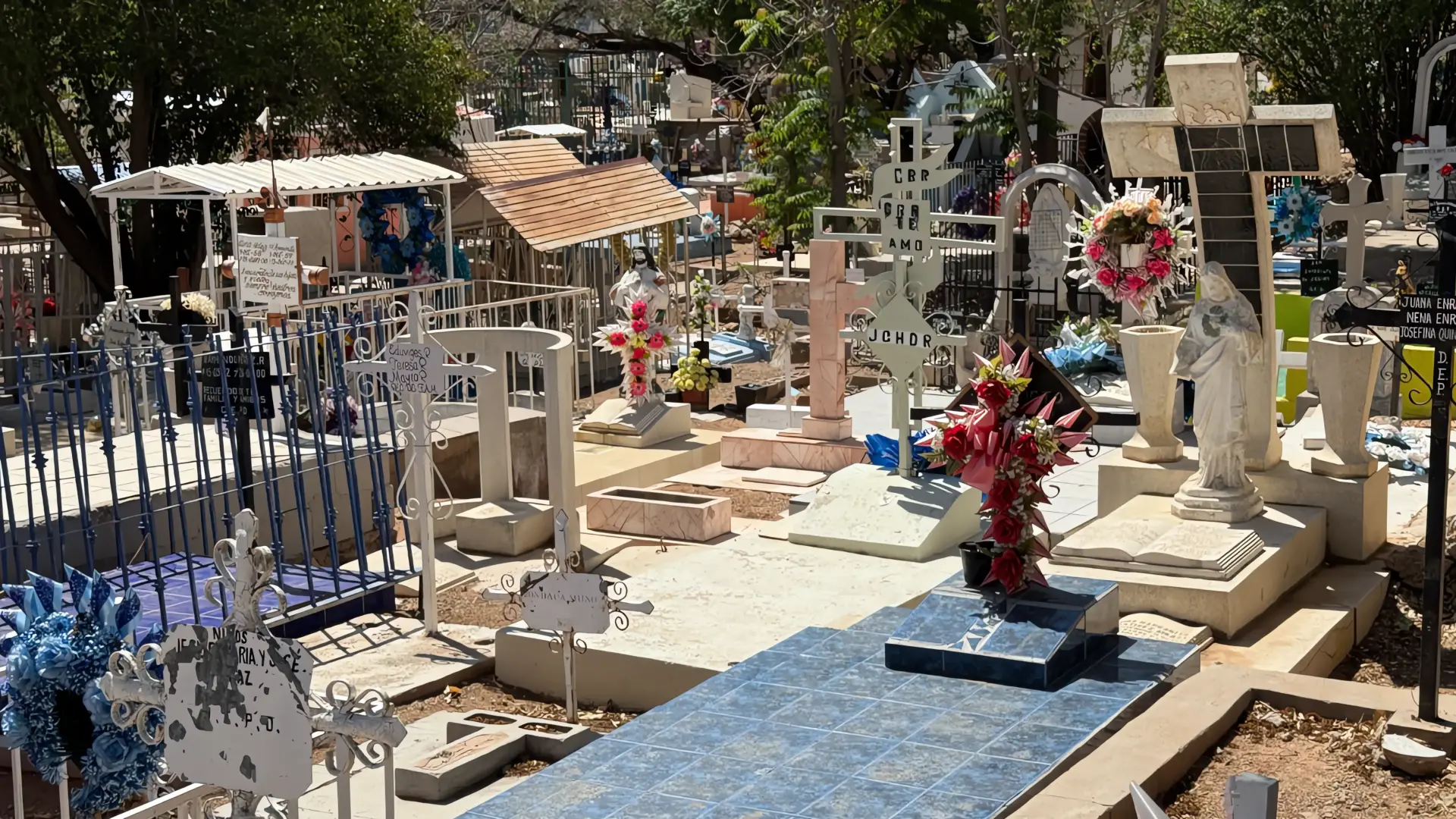 Embellecen panteones de Nogales para el Día de las Madres
