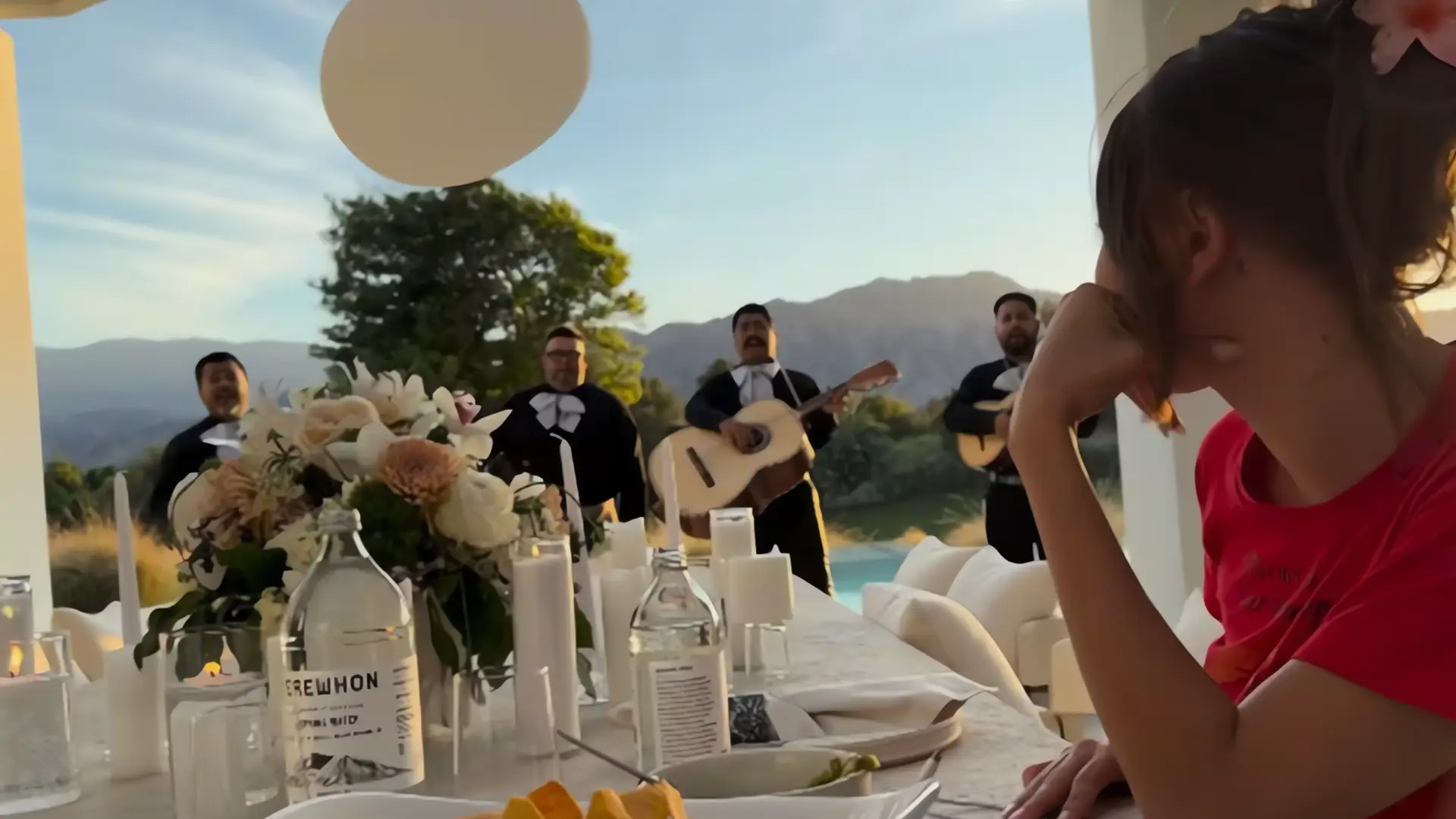 Hailey Bieber recibe serenata de mariachis por el Día de la Madre de Justin
