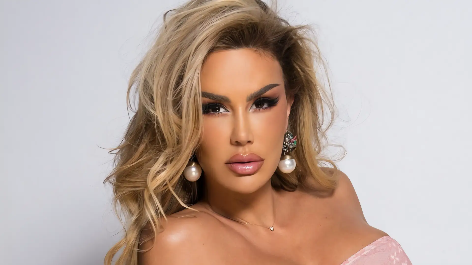 Ninel Conde celebra el Día de las Madres en romántico ambiente
