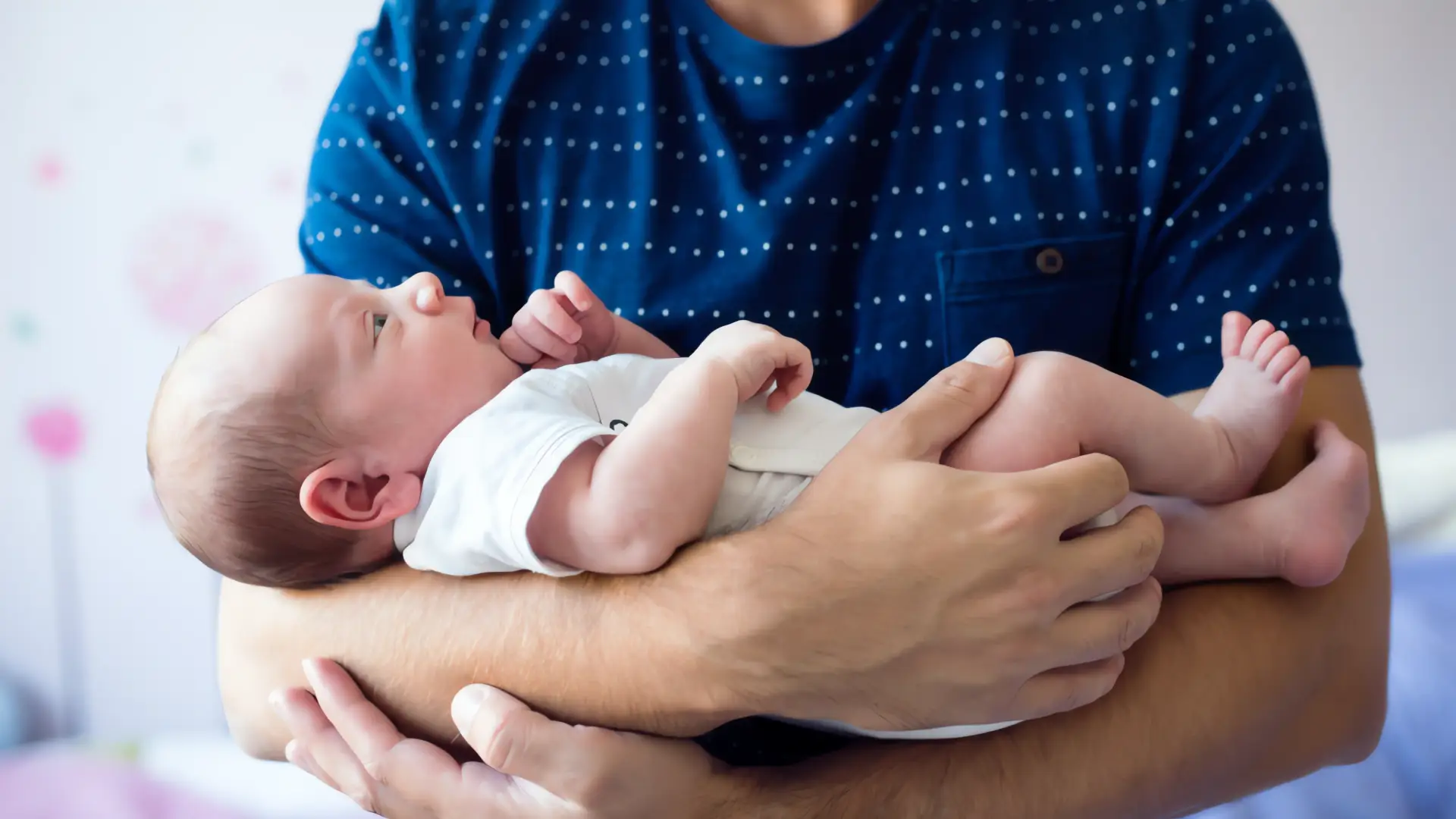 SCJN garantiza igualdad en licencias parentales en México
